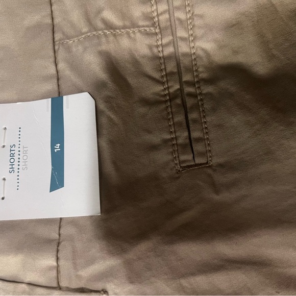 Old navy khaki Bermuda shorts. Woman’s. Size 14. - Picture 4 of 4